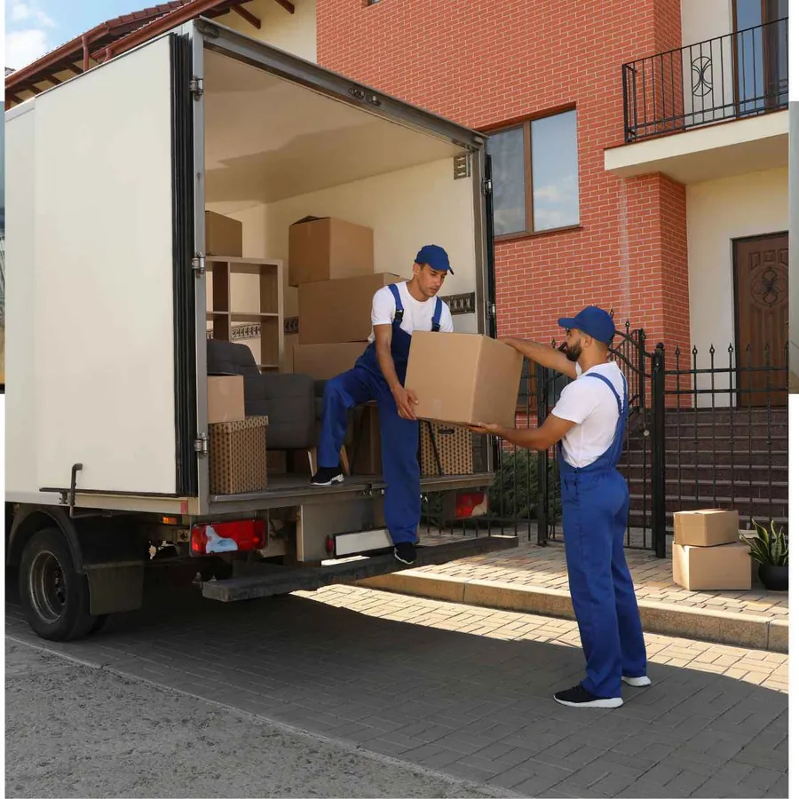 Zwei Mitarbeiter verladen bei einer Wohnungsauflösung Umzugskartons in den Transporter