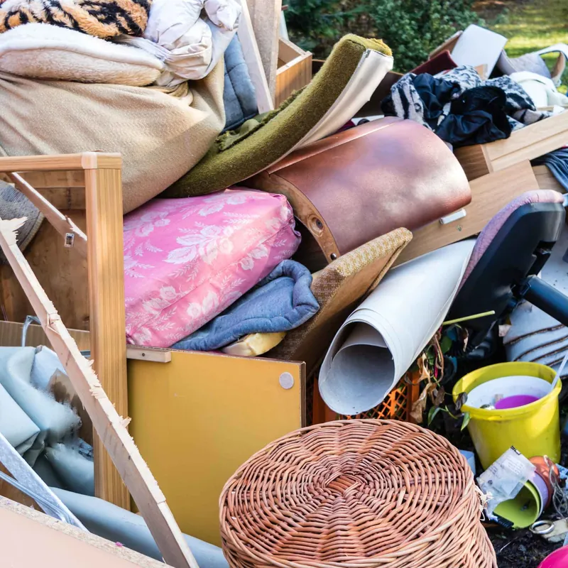 Aufgestapelter Hausrat und Sperrmüll aus einer Kellerentrümpelung